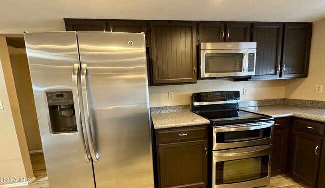 Building Photo - 5121 E Larkspur Dr