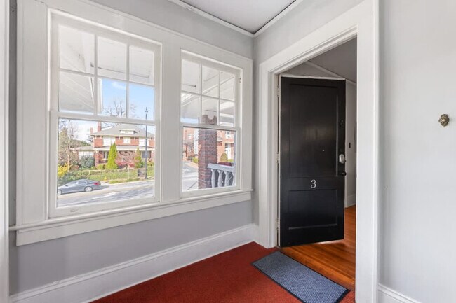 Building Photo - 536 Hawthorne Ln