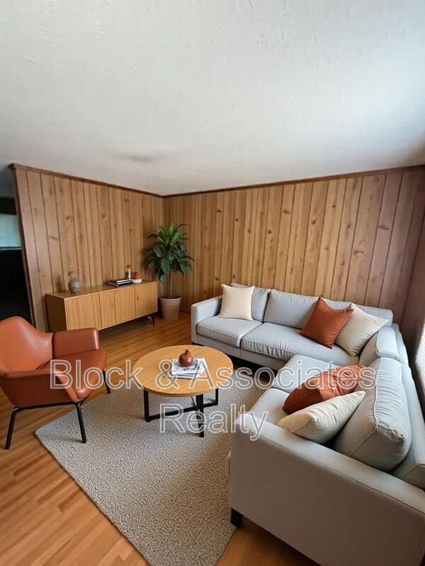 Building Photo - 628 Dixon Ave