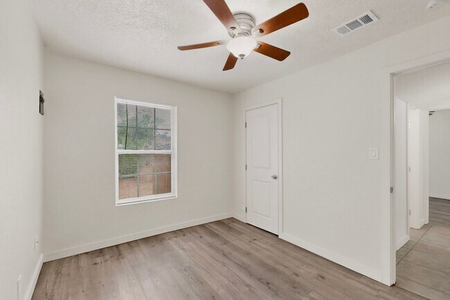Building Photo - 1846 Henry Cir SW