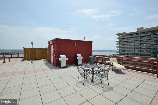 Building Photo - 801 N Pitt St