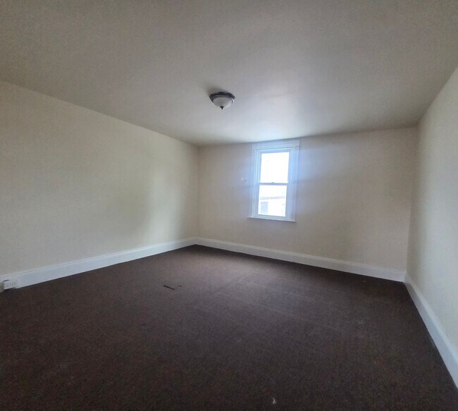 Building Photo - 5 Bedroom House For Rent