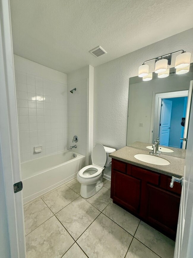 Building Photo - Lake Sawyer - Luxury 3/2.5 Condo