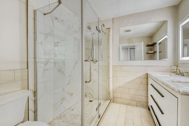 Building Photo - Upgraded 1 Bedroom Condo Near Freeway with Community Pool