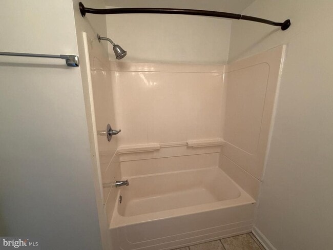 Building Photo - 15 W Floral Ave