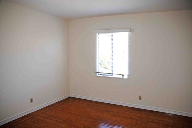 Bedroom - 523 Athol Ave