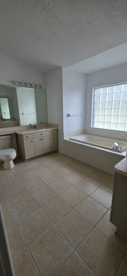 Building Photo - Spacious 3BR/2BA Home with Screened Patio and 2-Car Garage