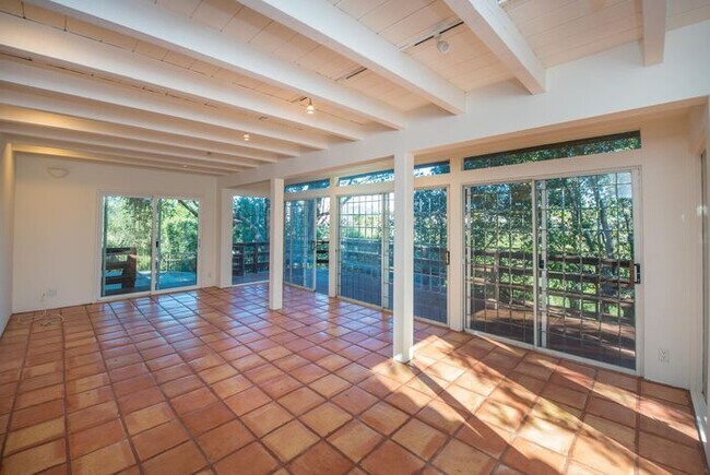 Building Photo - Anaheim Hills