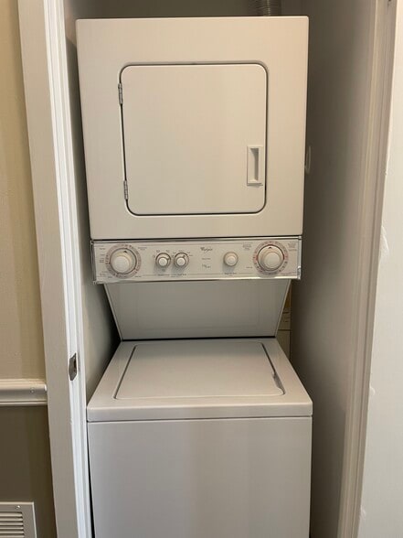 Washer/Dryer in unit - 10 W Hill St