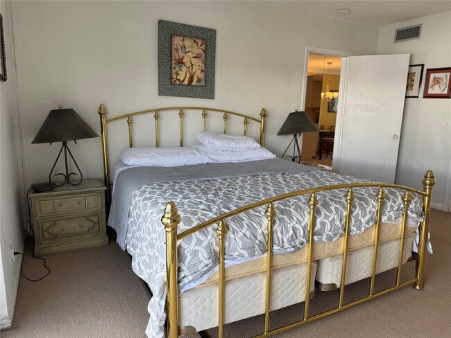 Building Photo - 412 S Cypress Rd