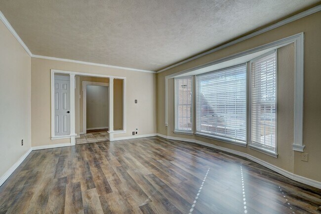 Building Photo - 4 bed 3 bath home!