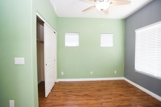Building Photo - 512 E Rainbow Dr