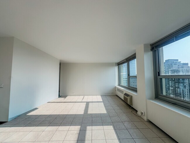 Building Photo - 1255 N Sandburg Terrace