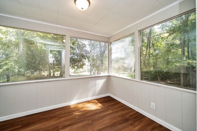 Building Photo - Fall in Love with This Hidden Gem Off Eastern Valley Road!