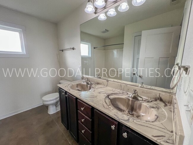 Building Photo - 1903 SE Clover Ridge Dr