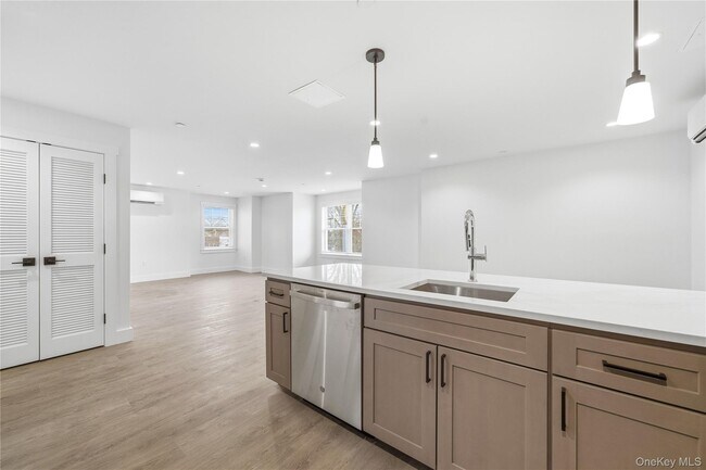 Building Photo - 180 Deer Park Ave