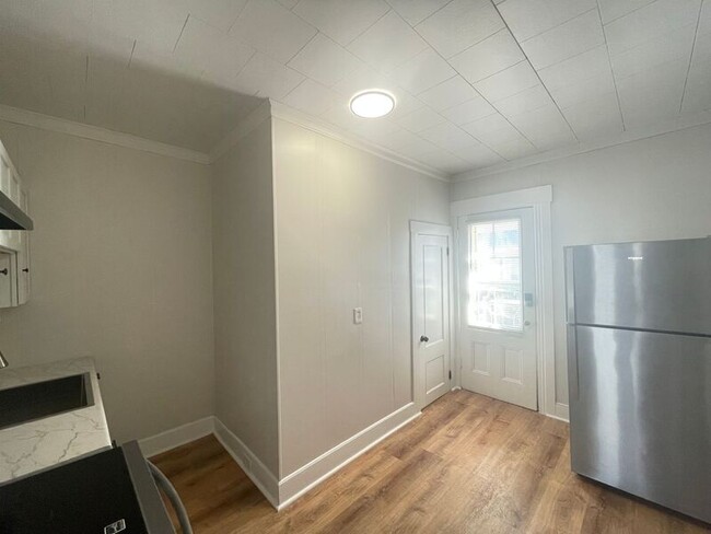 Building Photo - 473 Wilson St