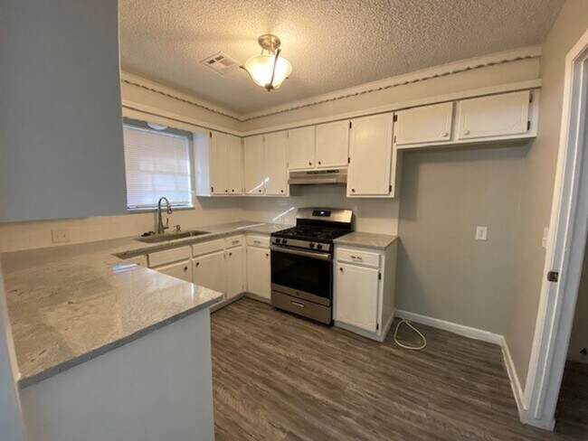 Building Photo - 4 Bed, 2 Bath Corner Lot in Broken Arrow!