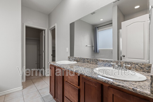 Building Photo - 4307 SW Fieldstone Blvd