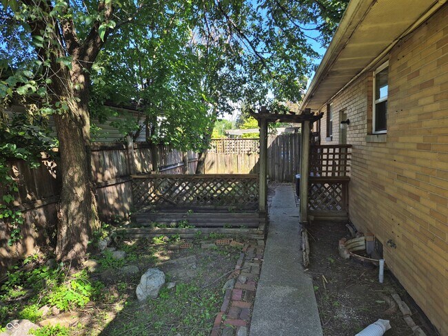 Building Photo - 1450 N Campbell Ave