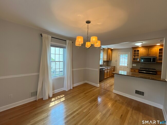 Building Photo - 65 Buell St