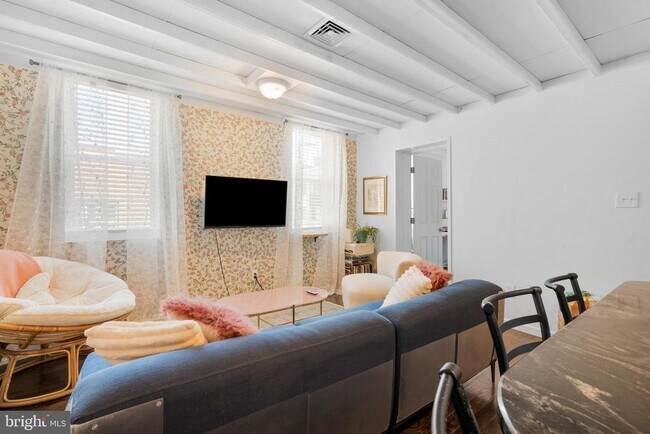 Building Photo - 530 Bainbridge St