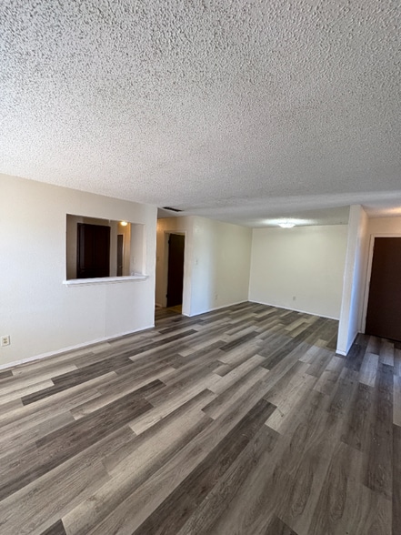 Building Photo - 321 Easy St