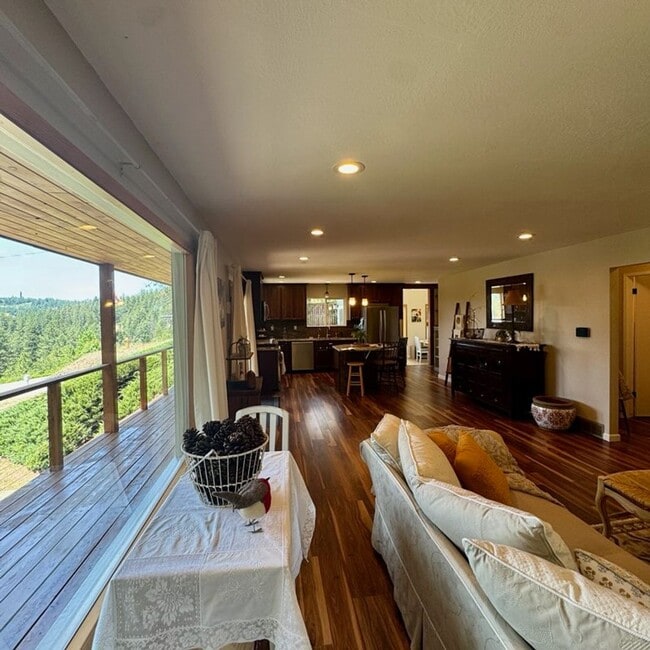 Building Photo - Beautiful lakeview home for rent