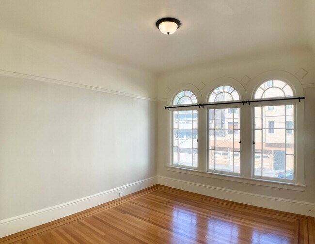 Building Photo - LARGE 2BR w/ Dining Room. PARKING AVAIL.! DISHWASHER! W/D IN-UNIT