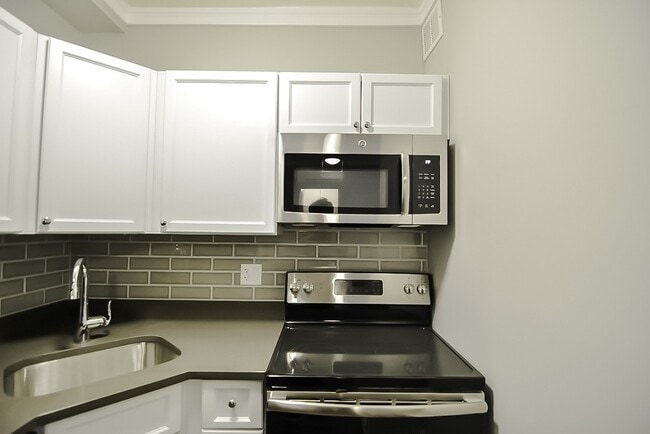 Building Photo - 817 W Lakeside Pl