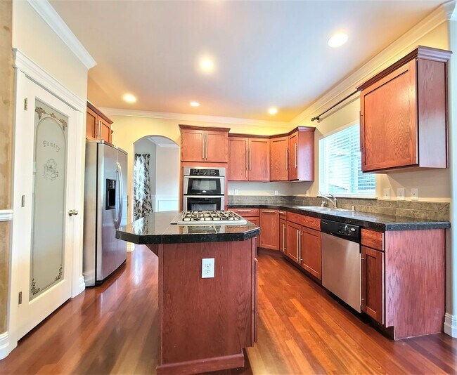 Building Photo - Luxurious 4 Bed/2.5 Bath Lynnwood Home - Available Now!