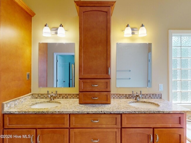 Building Photo - 1140 Greenbriar Dr