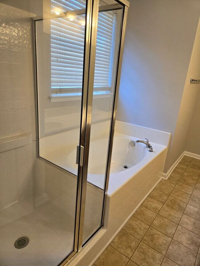 Building Photo - Beautiful 3 bedroom available