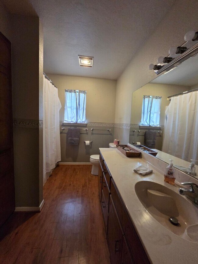 Building Photo - 605 Town Creek Ct