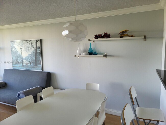 Building Photo - 3475 N Country Club Dr