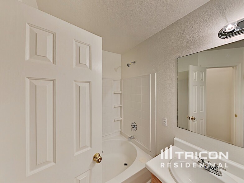 Building Photo - 1747 E Desert Rose Trail
