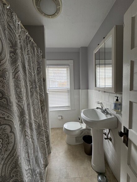 Building Photo - 204 Bridge St