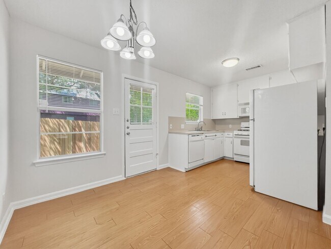 Building Photo - 3402 S Oak Dr