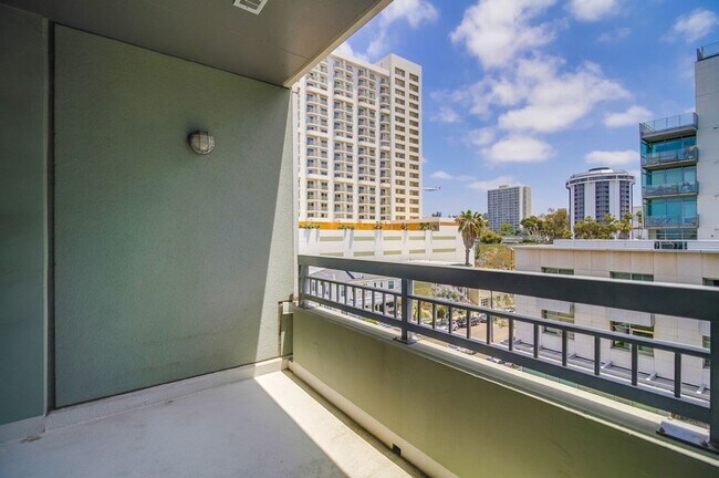 Building Photo - Modern 2 bed / 2 bath Condo in Little Ital...