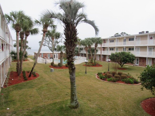 Building Photo - Updated condo in Bayview Terrace!