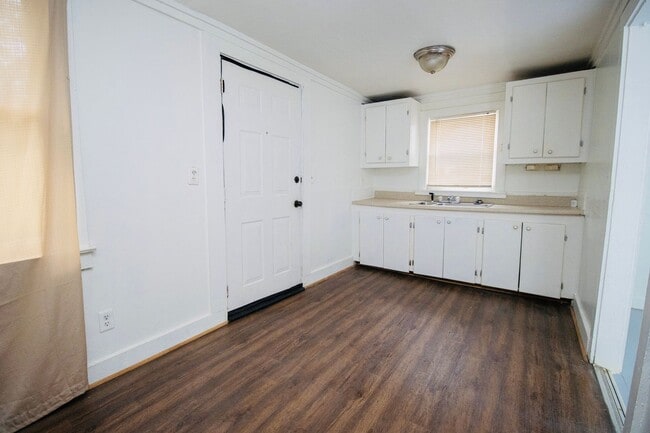 Building Photo - Charming 3 Bed, 1 Bath - Available Now!