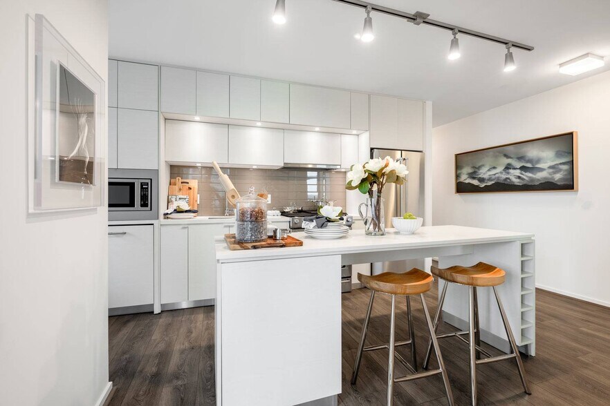 Building Photo - Central Place