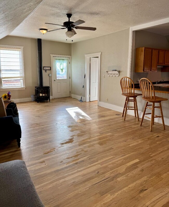 Building Photo - 107 E Bridge Ave