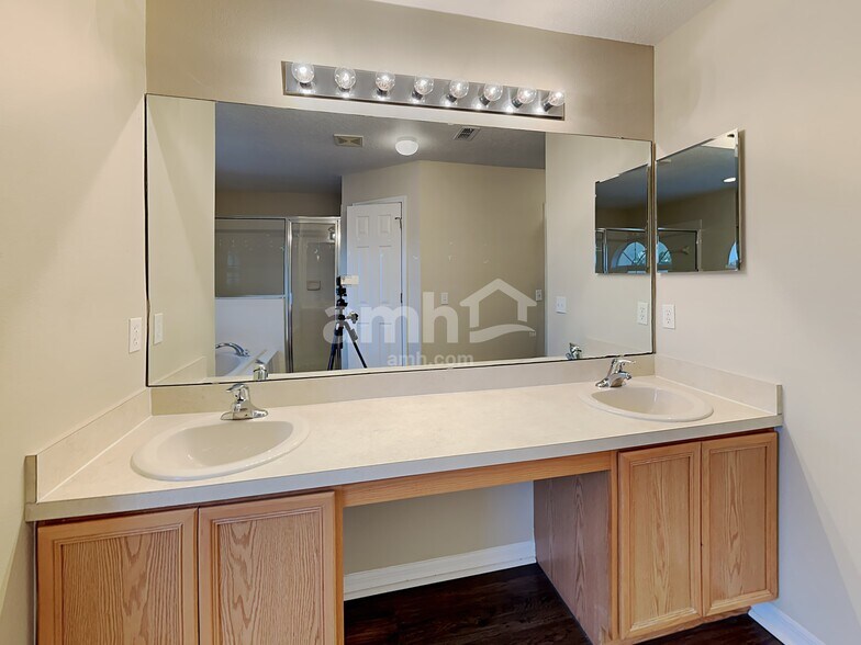 Building Photo - 330 Salmon Ct