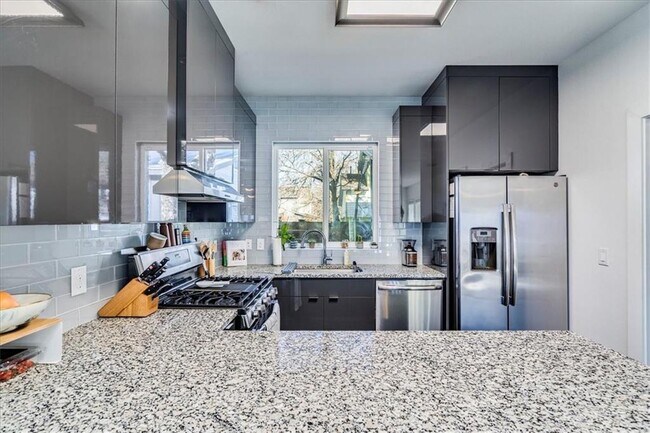 Building Photo - 1203 Cometa St
