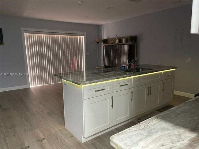 Building Photo - 4629 Vilabella Dr