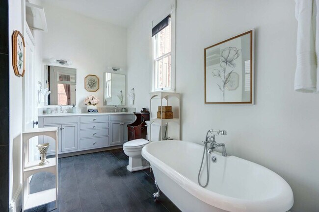 Building Photo - 415 Whitaker St