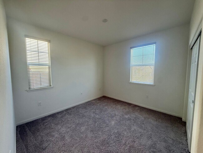 Building Photo - 2081 Fuchsia Dr
