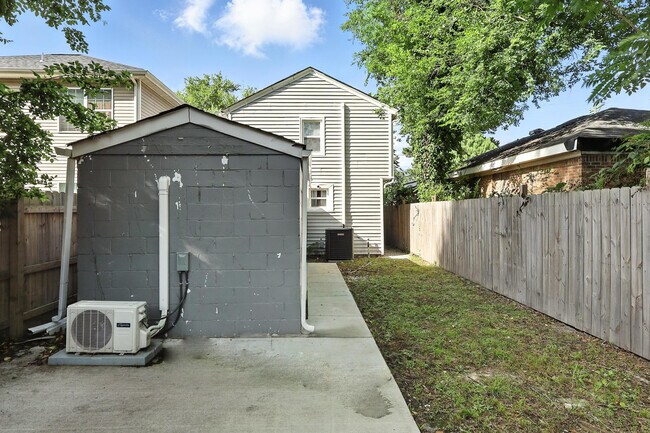 Building Photo - 1539 Manson St