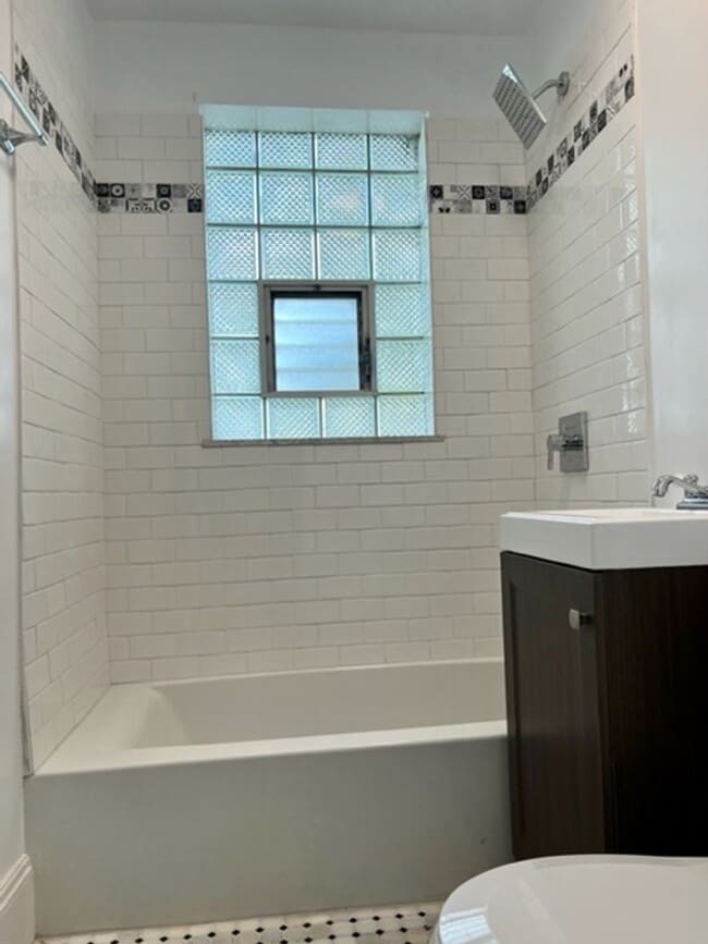 Building Photo - 1 Bedroom 1 Bath Townhome in Point Breeze